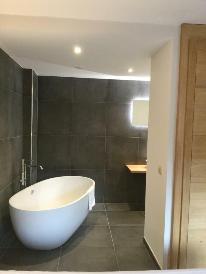 Deluxe Double Room Bath,913033102:JPEG